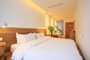 Hangzhou Moju Boutique Guesthouse at the West Lake客房内的一张或多张床位