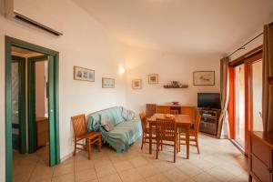 a living room with a table and a couch at Maestrale Flat - Klodge in Olbia