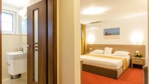 Postel nebo postele na pokoji v ubytování Hotel Herastrau