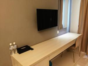 TV a/nebo společenská místnost v ubytování Aurora Hotel