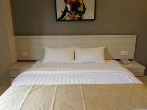Postel nebo postele na pokoji v ubytování Aurora Hotel