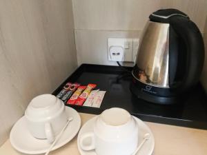 Příslušenství pro přípravu čaje a kávy v ubytování Aurora Hotel