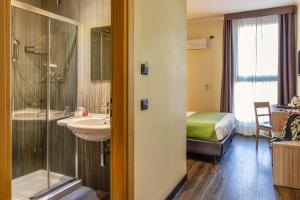 Koupelna v ubytování Hotel Roma Sud + 37 fotografií