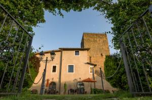 un gran edificio con una torre encima en Tenuta la Torraccia agriturismo, en Orte