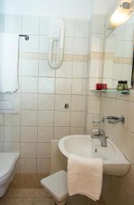 Koupelna v ubytování HOTEL STOUPA + 15 fotografií