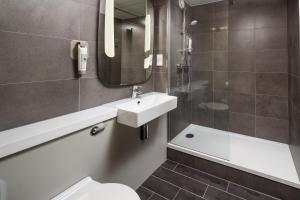 Ein Badezimmer in der Unterkunft ibis Birmingham Centre Irving Street
