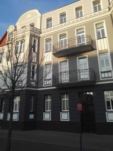 un edificio con 2 balcones en un lateral en Business Apartments 1, en Bydgoszcz