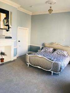 Een bed of bedden in een kamer bij Regency Rooms Guesthouse