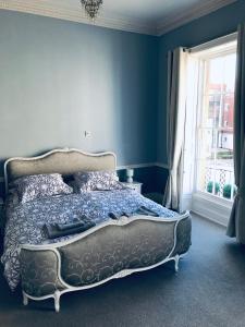 Cama ou camas em um quarto em Regency Rooms Guesthouse