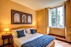 a bedroom with a large bed and a window at Elegant Flat by the Vatican dx in Rome