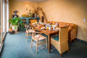 a dining room with a wooden table and chairs at The rooms Bed & Breakfast in Vienna