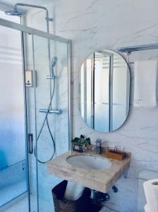 ein Badezimmer mit Waschbecken und Spiegel in der Unterkunft Hostal Palacio Luna in Madrid