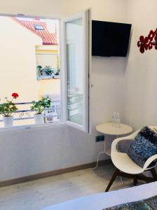 Zimmer mit einem Fenster, einem Tisch und einem Stuhl in der Unterkunft Hostal Palacio Luna in Madrid + 56 Fotos