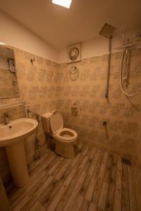W łazience znajduje się toaleta, umywalka i prysznic. w obiekcie Sasvi Cabana w mieście Trikunamalaja