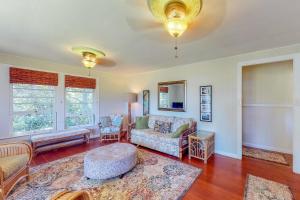 uma sala de estar com um sofá e uma mesa em Hamakua Hale Ohana Country Retreat em Papaikou