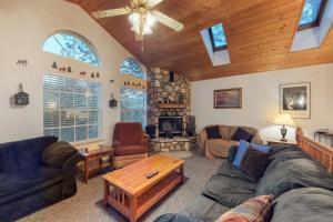 - un salon avec des canapés et un plafond en bois dans l'établissement Escape to Yosemite, à Groveland