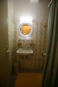 アギア・マリナにあるHotel Liberty 1のバスルーム(洗面台、鏡付)