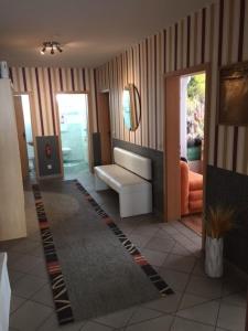 ein Wohnzimmer mit Sofa in der Unterkunft Ferienwohnung Neustrelitz in Neustrelitz