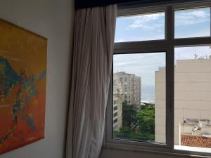 una finestra con vista sulla città di Apartamento de Férias Copacabana Rio de Janeiro a Rio de Janeiro