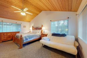 Un dormitorio con dos camas y un ventilador de techo. en Escape to Yosemite, en Groveland
