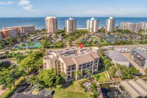uma vista aérea de uma cidade com edifícios e o oceano em Ocean Breeze & Santa Maria Condos em Fort Myers Beach