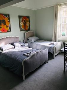 Una cama o camas en una habitación de Regency Rooms Guesthouse