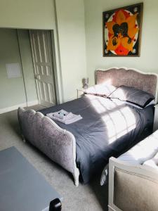 Uma cama ou camas num quarto em Regency Rooms Guesthouse