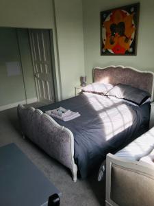 Een bed of bedden in een kamer bij Regency Rooms Guesthouse