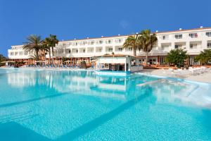 安蒂瓜海岸的住宿－全球科斯塔熱帶酒店，酒店前方的大型游泳池