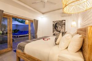 - une chambre avec un lit et une vue sur une terrasse dans l'établissement Ambermoon Villas, à Seminyak 153 autres photos