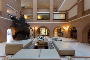 Posezení v ubytování Hostellerie Du Cheval Blanc