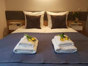 A bed or beds in a room at Całoroczne domki wakacyjne IRYS & BRATEK - 365PAM