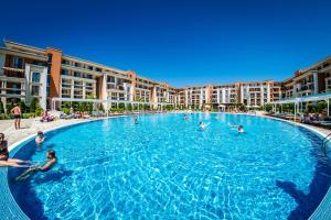 Swimmingpoolen hos eller tæt på Prestige Sands Resort