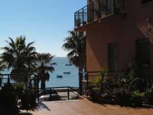 vistas al océano desde el balcón de un edificio en Apartamento Tres Carretas Puerto Real, en Puerto Real