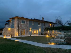 una gran casa de piedra con luces en el patio en Residenza Case Pacifici en Ascoli Piceno