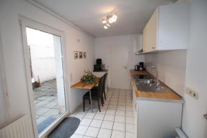een kleine keuken met een tafel en een raam bij Rheinblick 3-Zimmer Apartment in Mainz