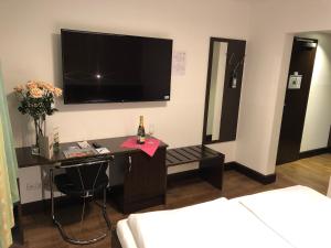 TV a/nebo společenská místnost v ubytování Hotel König