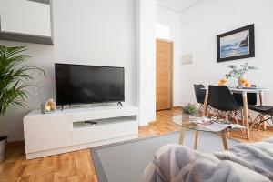 Televízia a/alebo spoločenská miestnosť v ubytovaní Mezquitilla FreshApartments