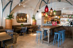 a restaurant with tables and chairs and a bar at Guest House 1568 in Cluj-Napoca