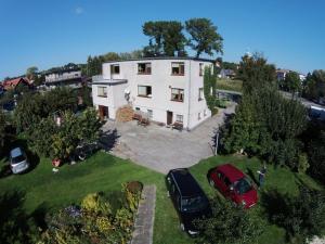 an aerial view of a house with cars parked in a yard at FitoSfera Inez in Jastarnia