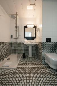 a bathroom with a sink and a shower and a toilet at Best Western Hôtel Journel Antibes Juan-les-Pins in Antibes