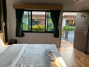 Postel nebo postele na pokoji v ubytování Thalang resort