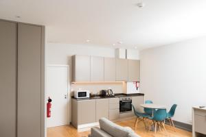 a kitchen and living room with a table and chairs at FMO APARTMENTS BOAVISTA in Porto