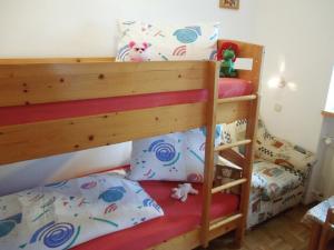 1 dormitorio con 2 literas y almohadas en Ferienwohnungen Peterbartl-Hof, en Plößberg