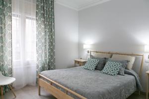 een slaapkamer met een bed en een raam bij Blanc Guest House in Barcelona
