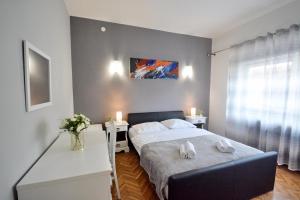 ein Schlafzimmer mit einem Bett mit zwei Handtüchern darauf in der Unterkunft Guesthouse Kamen Kuća in Podstrana