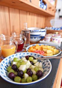 einen Tisch mit zwei Tafeln Trauben und anderen Lebensmitteln in der Unterkunft Maple Bank Country Guest House in Keswick