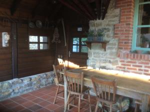 eine Terrasse mit einem Tisch und Stühlen in einem Gebäude in der Unterkunft contesdunegrandmere in Orsennes
