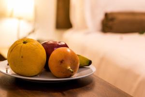 a plate of fruit sitting on a table at Hotel Retama Machupicchu in Machu Picchu
