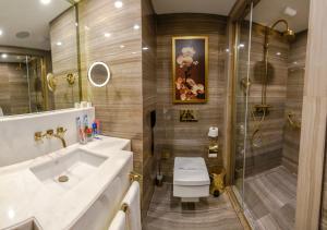 Ванная комната в Rocks Hotel & Casino